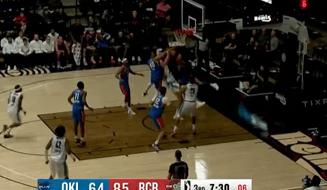 优直播nba-杨瀚森上篮被对手凶狠犯规拦下，随后罚球命中砍下第12分
