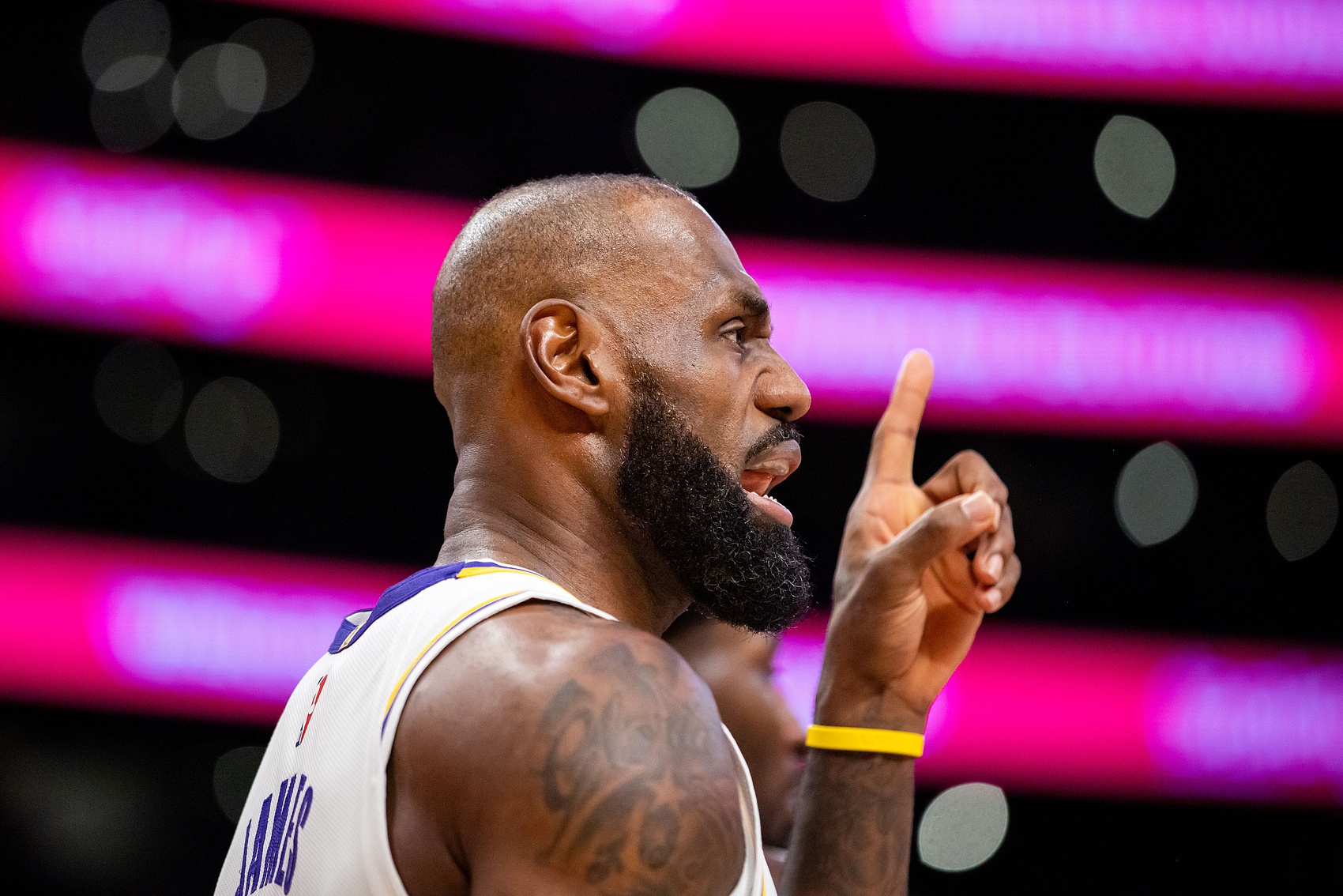 优直播在线-夸梅：詹姆斯通过富保罗控制了联盟 让NBA修改规则&amp;允许他走步